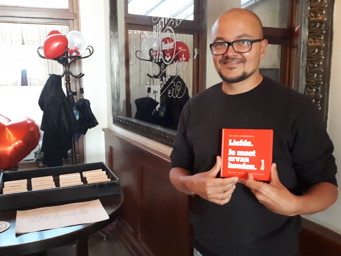 Erwin Pols holding the Mwah love book